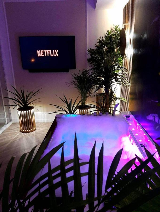 Retro 66 Jacuzzi Apartment